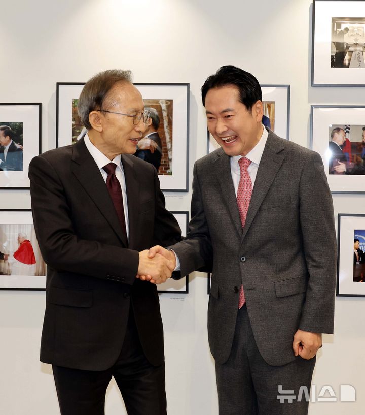 [서울=뉴시스] 국회사진기자단 = 장동혁 국민의힘 대표가 2일 서울 서초구 영포빌딩에서 이명박 전 대통령을 만나 인사를 나누고 있다. 2026.01.02. photo@newsis.com