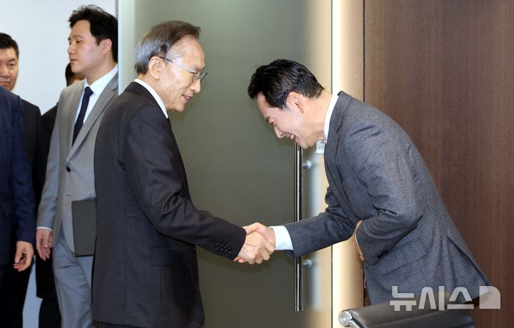 [서울=뉴시스] 국회사진기자단 = 장동혁 국민의힘 대표가 2일 서울 서초구 영포빌딩에서 이명박 전 대통령을 만나 인사를 나누고 있다. 2026.01.02. photo@newsis.com