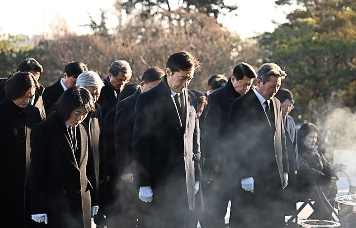 [서울=뉴시스] 김명년 기자 = 조국 조국혁신당 대표가 2일 오전 서울 동작구 국립서울현충원을 찾아 현충탑을 참배하고 있다.(사진=조국혁신당 제공) 2026.01.02. photo@newsis.com *재판매 및 DB 금지