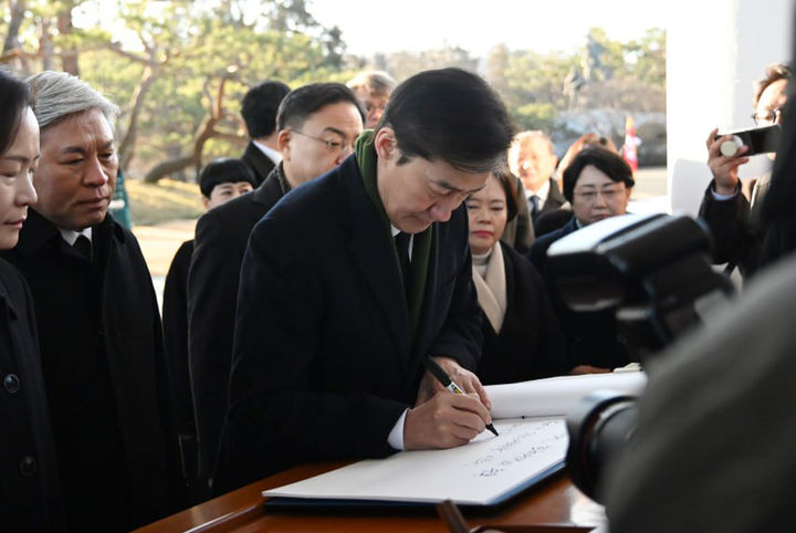 [서울=뉴시스] 김명년 기자 = 조국 조국혁신당 대표가 2일 오전 서울 동작구 국립서울현충원을 찾아 현충탑을 참배한 뒤 방명록을 작성하고 있다.(사진=조국혁신당 제공) 2026.01.02. photo@newsis.com *재판매 및 DB 금지