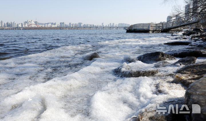 [서울=뉴시스] 김혜진 기자 = 서울 최저기온이 -12도를 기록하며 한파특보가 발효된 2일 서울 영등포구 여의도 한강변에 얼음이 얼어있다. 2026.01.02. jini@newsis.com