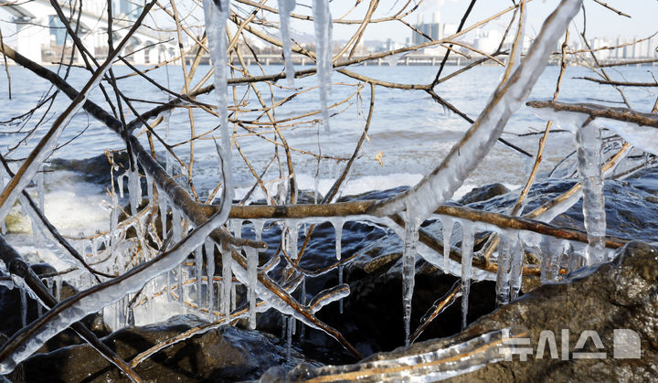 [서울=뉴시스] 김혜진 기자 = 서울 최저기온이 -12도를 기록하며 한파특보가 발효된 2일 서울 영등포구 여의도 한강변에 얼음이 얼어있다. 2026.01.02. jini@newsis.com