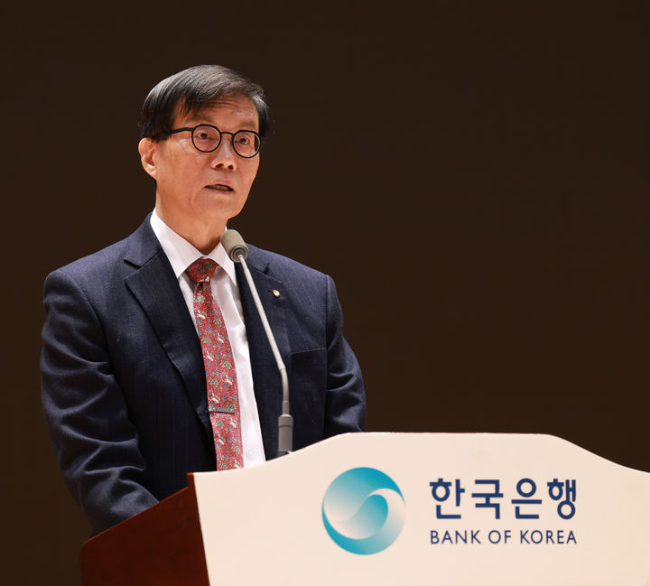 [서울=뉴시스] 이창용 한국은행 총재가 2일 서울 중구 한국은행에서 열린 2026년 시무식에서 신년사를 하고 있다. (사진=한국은행 제공) 2026.01.02. photo@newsis.com *재판매 및 DB 금지
