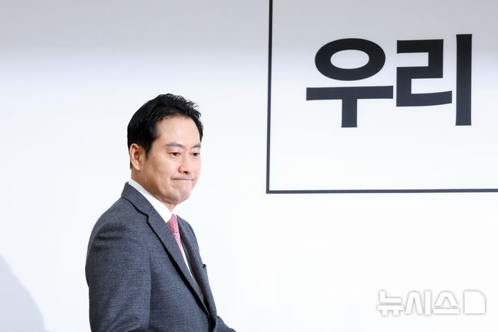 [서울=뉴시스] 고승민 기자 = 장동혁 국민의힘 대표가 2일 서울 여의도 국회에서 현안 기자간담회를 하기 위해 회의실로 입장하고 있다. 2026.01.02. kkssmm99@newsis.com