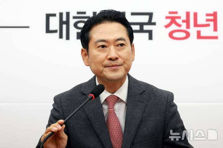 [서울=뉴시스] 고승민 기자 = 장동혁 국민의힘 대표가 2일 서울 여의도 국회에서 현안 기자간담회를 하고 있다. 2026.01.02. kkssmm99@newsis.com