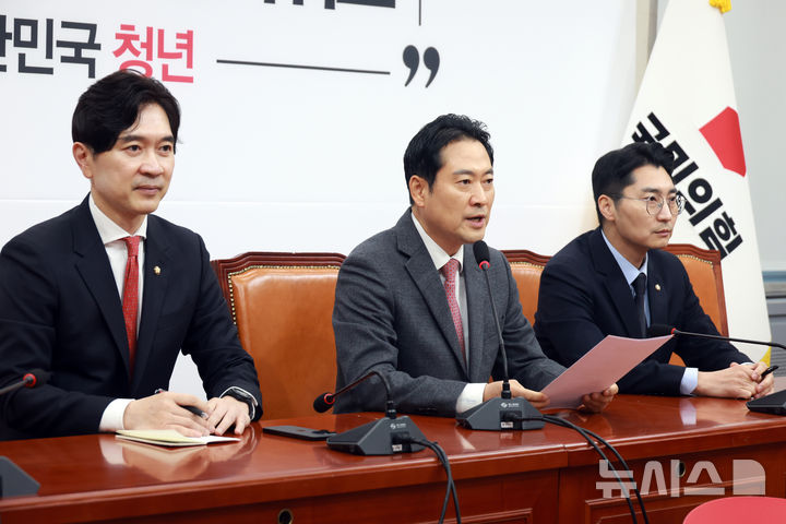 [서울=뉴시스] 고승민 기자 = 장동혁 국민의힘 대표가 2일 서울 여의도 국회에서 현안 기자간담회를 하고 있다. 2026.01.02. kkssmm99@newsis.com