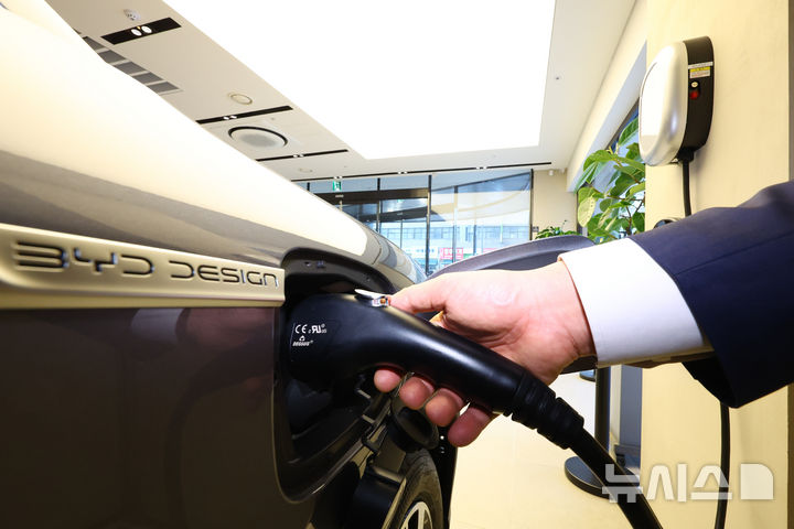 [서울=뉴시스] 황준선 기자 = 내연기관 중심의 성장 경로를 건너뛰고 전기차(EV)로 바로 이동하려는 신흥국들의 움직임이 본격화하고 있다. 사진은 지난 2일 서울 용산구 전기차 브랜드 BYD 매장에서 이뤄진 전기차 충전 시연 모습. 2026.01.02. hwang@newsis.com