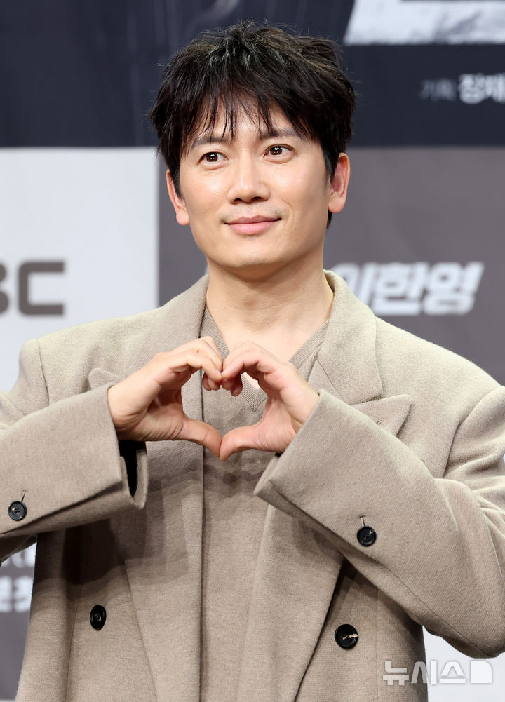 [서울=뉴시스] 김혜진 기자 = 배우 지성이 2일 오후 서울 마포구 상암동 MBC 골든마우스홀에서 열린 MBC 새 금토드라마 '판사 이한영' 제작발표회에서 포즈를 취하고 있다. 2026.01.02. jini@newsis.com