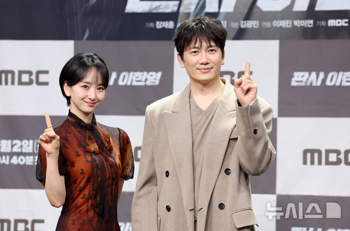 [서울=뉴시스] 김혜진 기자 = 배우 원진아(왼쪽), 지성이 2일 오후 서울 마포구 상암동 MBC 골든마우스홀에서 열린 MBC 새 금토드라마 '판사 이한영' 제작발표회에서 포즈를 취하고 있다. 2026.01.02. jini@newsis.com