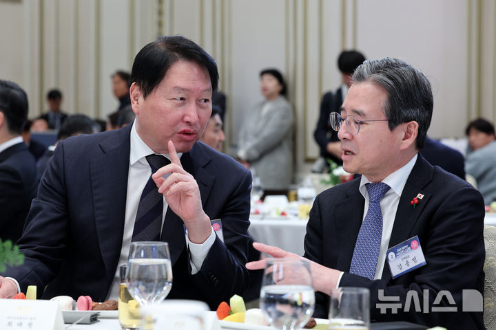 [서울=뉴시스] 고범준 기자 = 김용범(오른쪽) 청와대 정책실장과 최태원 대한상공회의소 회장이 2일 청와대 영빈관에서 열린 2026년 신년인사회에서 대화를 하고 있다. (청와대통신사진기자단) 2026.01.02. bjko@newsis.com