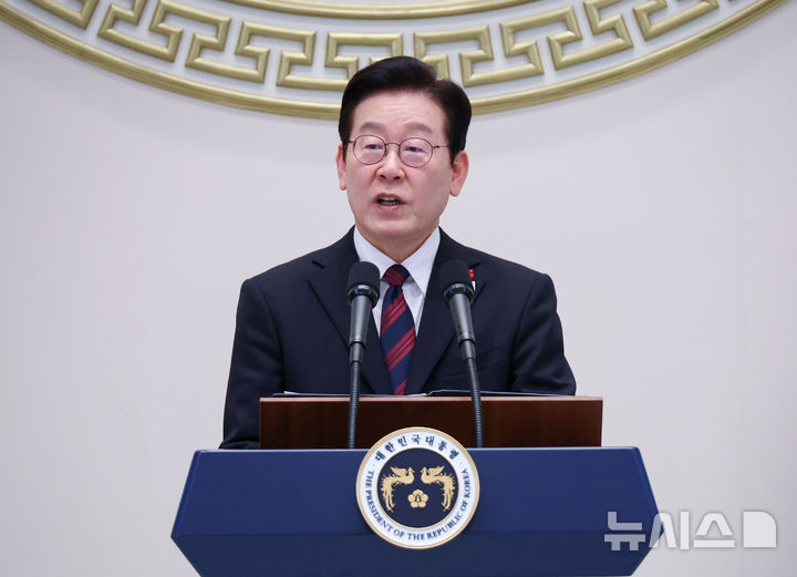 [서울=뉴시스] 고범준 기자 = 이재명 대통령이 2일 청와대 영빈관에서 열린 2026년 신년인사회에서 신년사를 하고 있다. (청와대통신사진기자단) 2026.01.02. bjko@newsis.com