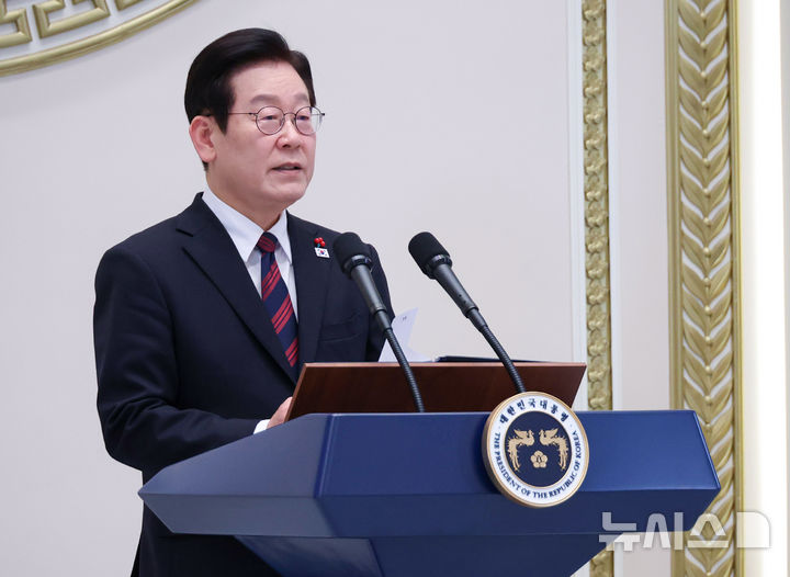 [서울=뉴시스] 고범준 기자 = 이재명 대통령이 2일 청와대 영빈관에서 열린 2026년 신년인사회에서 신년사를 하고 있다. (청와대통신사진기자단) 2026.01.02. bjko@newsis.com