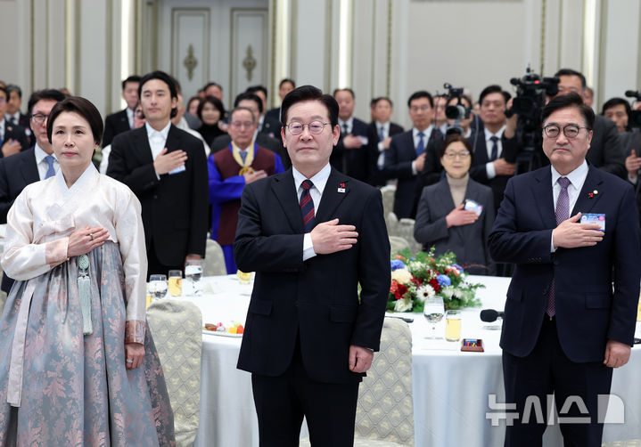 [서울=뉴시스] 고범준 기자 = 이재명 대통령과 김혜경 여사가 2일 청와대 영빈관에서 열린 2026년 신년인사회에서 국민의례를 하고 있다. (청와대통신사진기자단) 2026.01.02. bjko@newsis.com