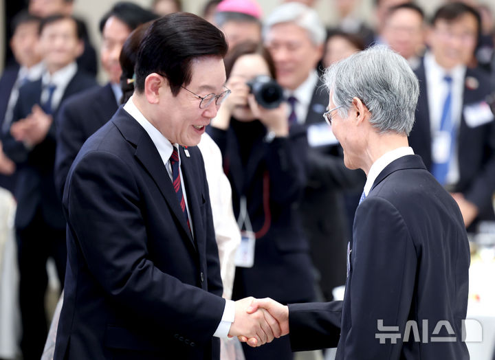 [서울=뉴시스] 고범준 기자 = 이재명 대통령이 지난 1월 2일 청와대 영빈관에서 열린 2026년 신년인사회에 입장하며 조희대 대법원장과 악수하고 있다. (청와대통신사진기자단) 2026.08.20. bjko@newsis.com