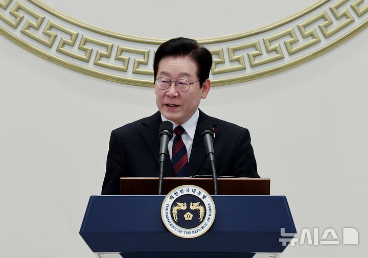 [서울=뉴시스] 고범준 기자 = 이재명 대통령이 2일 청와대 영빈관에서 열린 2026년 신년인사회에서 신년사를 하고 있다. (청와대통신사진기자단) 2026.01.02. bjko@newsis.com