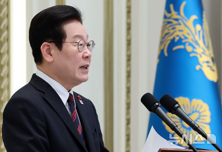 [서울=뉴시스] 고범준 기자 = 이재명 대통령이 2일 청와대 영빈관에서 열린 2026년 신년인사회에서 신년사를 하고 있다. (청와대통신사진기자단) 2026.01.02. bjko@newsis.com