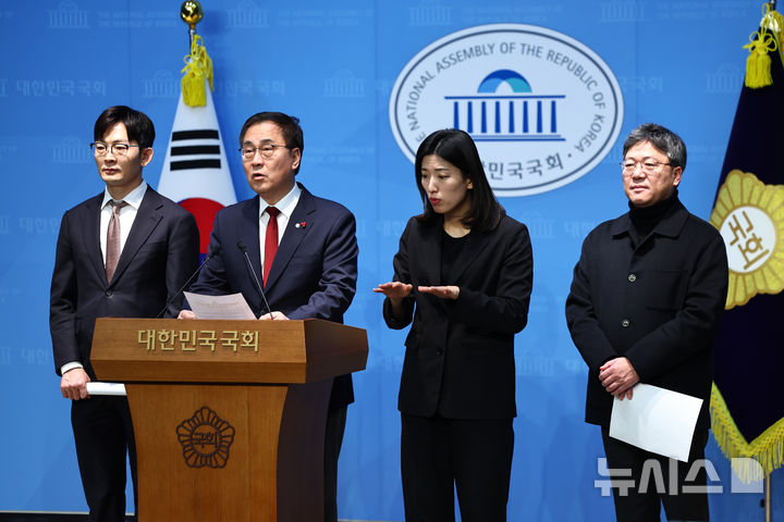 [서울=뉴시스] 김명년 기자 = 최형두 국회 과학기술정보방송통신위원회 국민의힘 간사가 2일 오후 서울 여의도 국회 소통관에서 과방위 소속 박충권 의원, 박정하 문화체육관광위원회 국민의힘 간사와 함께 정보통신망법 개정 촉구 기자회견을 열고 발언하고 있다. 2026.01.02. kmn@newsis.com