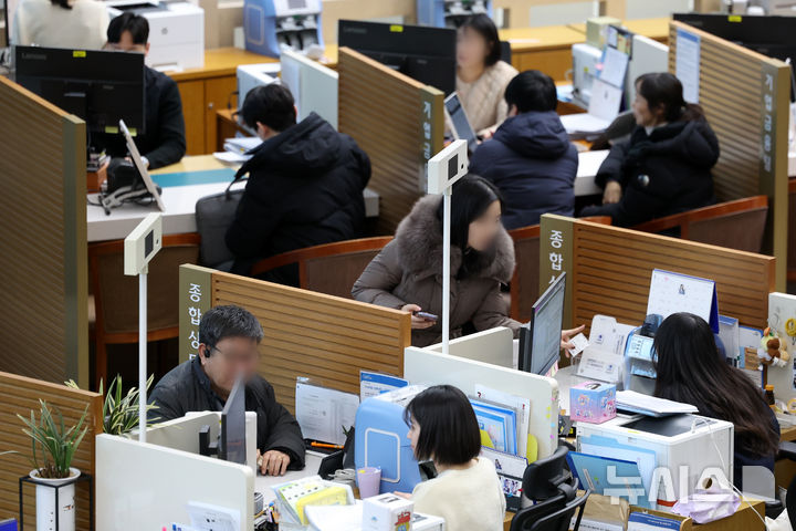 [서울=뉴시스] 조성우 기자 = 주요 시중은행이 지난해 중단했던 가계대출 영업을 재개한 2일 오후 서울 시내의 한 시중은행 영업부에서 고객이 상담을 받고 있다. 금융권에 따르면 KB국민은행은 2일부터 주택담보·신용·전세자금 대출 타행 대환을 다시 시행한다. 신한은행 역시 대출 상담사를 통한 주택담보·전세자금 대출과 모기지보험 가입을 재개한다. 하나은행은 같은 날부터 생활안정자금 용도를 포함한 주택담보대출 접수를 받는다. 우리은행은 부동산 대출 상품의 영업점별 판매 한도를 해제한다. 2026.01.02. xconfind@newsis.com
