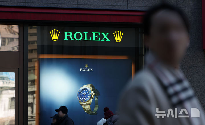 [서울=뉴시스] 김선웅 기자 = 스위스 명품시계 롤렉스(Rolex)가 새해 첫날부터 국내 판매가격을 인상했다. 유통업계에 따르면 롤렉스 서브마리너 오이스터 41mm는 5.7% 오른 1554만원, 서브마리너 데이트 오이스터스틸과 옐로우골드 41mm는 7.4% 인상된 2941만원이다. 롤렉스는 통상 새해 초 가격을 인상해왔으며 지난해 1월, 6월 총 두 차례 인상한 바 있다. 사진은 2일 서울 시내 백화점 롤렉스 매장. 2026.01.02. mangusta@newsis.com