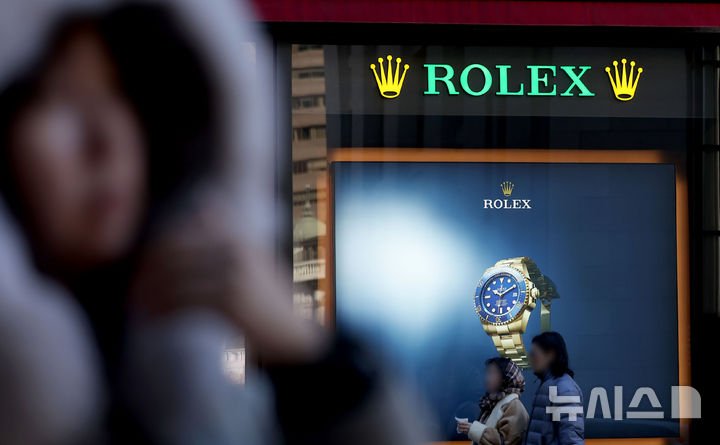 [서울=뉴시스] 김선웅 기자 = 스위스 명품시계 롤렉스(Rolex)가 새해 첫날부터 국내 판매가격을 인상했다. 유통업계에 따르면 롤렉스 서브마리너 오이스터 41mm는 5.7% 오른 1554만원, 서브마리너 데이트 오이스터스틸과 옐로우골드 41mm는 7.4% 인상된 2941만원이다. 롤렉스는 통상 새해 초 가격을 인상해왔으며 지난해 1월, 6월 총 두 차례 인상한 바 있다. 사진은 2일 서울 시내 백화점 롤렉스 매장. 2026.01.02. mangusta@newsis.com