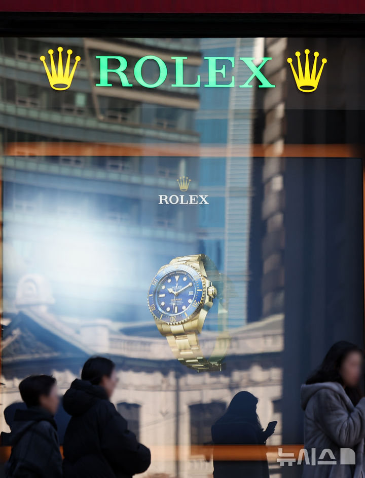 [서울=뉴시스] 김선웅 기자 = 스위스 명품시계 롤렉스(Rolex)가 새해 첫날부터 국내 판매가격을 인상했다. 유통업계에 따르면 롤렉스 서브마리너 오이스터 41mm는 5.7% 오른 1554만원, 서브마리너 데이트 오이스터스틸과 옐로우골드 41mm는 7.4% 인상된 2941만원이다. 롤렉스는 통상 새해 초 가격을 인상해왔으며 지난해 1월, 6월 총 두 차례 인상한 바 있다. 사진은 2일 서울 시내 백화점 롤렉스 매장. 2026.01.02. mangusta@newsis.com