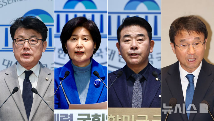 [서울=뉴시스] 고승민 김명년 기자 = 내달 11일 치러지는 더불어민주당 원내대표 보궐선거에 3선 의원 4파전 구도가 형성됐다. 이미 출마를 선언한 진성준(3선) 의원에 이어 박정(3선)·백혜련(3선) 의원이 2일 서울 여의도 국회 소통관에서 연달아 출마선언을 했다. 한병도 의원(3선)도 출마선언에 나설 계획으로 알려졌다. 사진 왼쪽부터 진성준·박정·백혜련·한병도 더불어민주당 의원. 2026.01.02. photo@newsis.com