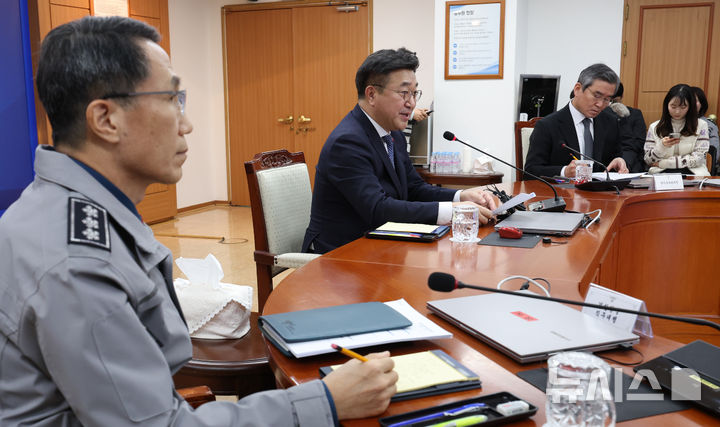 [서울=뉴시스] 이영환 기자 = 윤호중 행정안전부 장관이 2일 오후 서울 서대문구 경찰청에서 열린 전국 경찰 지휘부 화상회의에 참석해 발언을 하고 있다. 2026.01.02. 20hwan@newsis.com