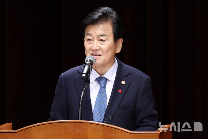 [서울=뉴시스] 추상철 기자 = 정동영 통일부 장관이 2일 오후 서울 종로구 정부서울청사에서 열린 2026년 통일부 시무식에서 신년사를 하고 있다. 2026.01.02. scchoo@newsis.com