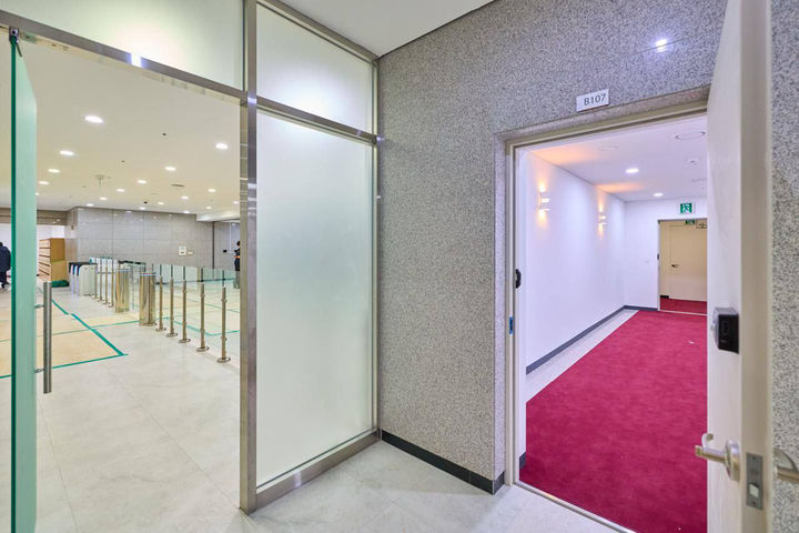 [서울=뉴시스] 청와대는 2일 윤석열 정부 시절 서울 용산 대통령실 청사의 모습을 공개했다. 사진은 대통령실 비밀통로. (사진=청와대 제공) 2026.01.02. photo@newsis.com *재판매 및 DB 금지