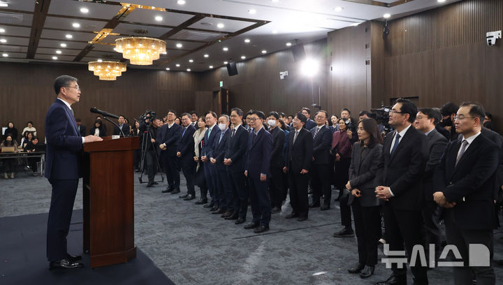 [서울=뉴시스] 추상철 기자 = 조현 외교부 장관이 2일 오후 서울 종로구 외교부청사에서 열린 2026년 외교부 시무식에서 신년사를 하고 있다. 2026.01.02. scchoo@newsis.com