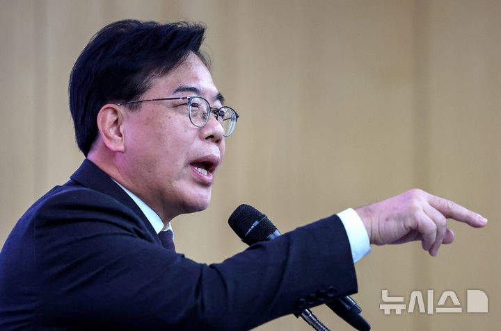 [대구=뉴시스] 이무열 기자 = 송언석 국민의힘 원내대표가 2일 대구 북구 엑스코에서 열린 2026 국민의힘 대구·경북 신년인사회에서 신년사를 하고 있다. 2026.01.02. lmy@newsis.com