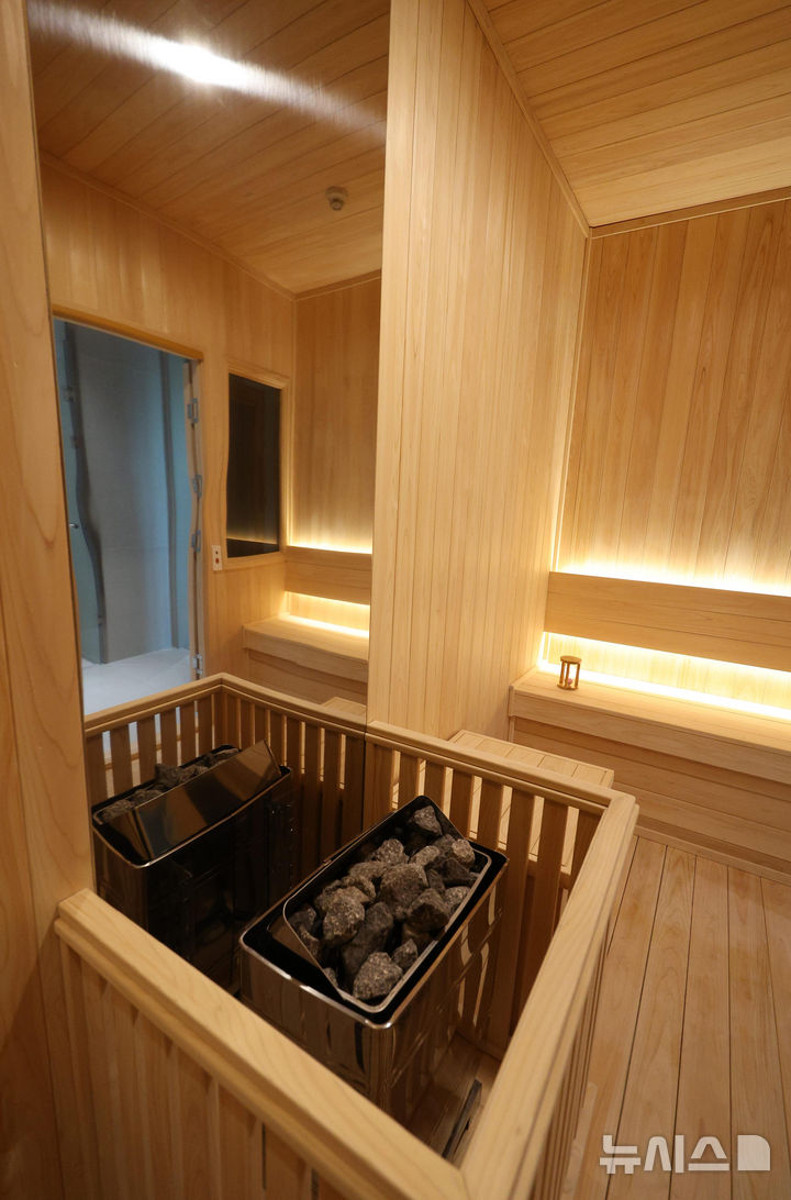 [서울=뉴시스] 고범준 기자 = 2일 청와대로 이전 작업을 마친 서울 용산 대통령실 청사의 모습이 공개되고 있다. 사진은 대통령집무실에 설치된 사우나실. 2026.01.02. bjko@newsis.com