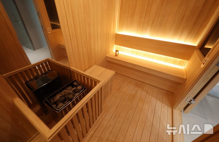 [서울=뉴시스] 고범준 기자 = 2일 청와대로 이전 작업을 마친 서울 용산 대통령실 청사의 모습이 공개되고 있다. 사진은 대통령집무실에 설치된 사우나실. 2026.01.02. bjko@newsis.com