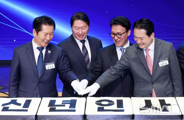 [서울=뉴시스] 조성우 기자 = 김민석(오른쪽 세 번째) 국무총리와 최태원(왼쪽 두 번째) 대한상공회의소 회장, 정청래(왼쪽) 더불어민주당 대표, 장동혁 국민의힘 대표가 2일 오후 서울 중구 대한상공회의소에서 열린 2026 경제계 신년인사회에서 떡케이크를 자르고 있다. 2026.01.02. xconfind@newsis.com