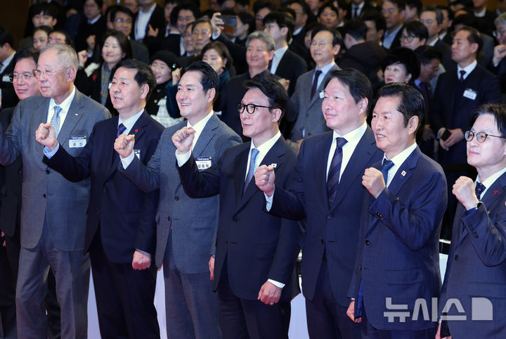 [서울=뉴시스] 조성우 기자 = 김민석 국무총리와 최태원 대한상공회의소 회장 등 참석자들이 2일 오후 서울 중구 대한상공회의소에서 열린 2026 경제계 신년인사회에서 기념촬영하고 있다. 2026.01.02. xconfind@newsis.com