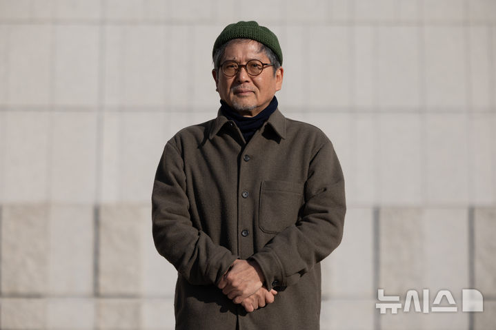 [서울=뉴시스] 황준선 기자 = 이영훈 전 국립중앙박물관장이 2일 서울 용산구 모처에서 뉴시스와 인터뷰에 앞서 포즈를 취하고 있다. 2026.01.02. hwang@newsis.com