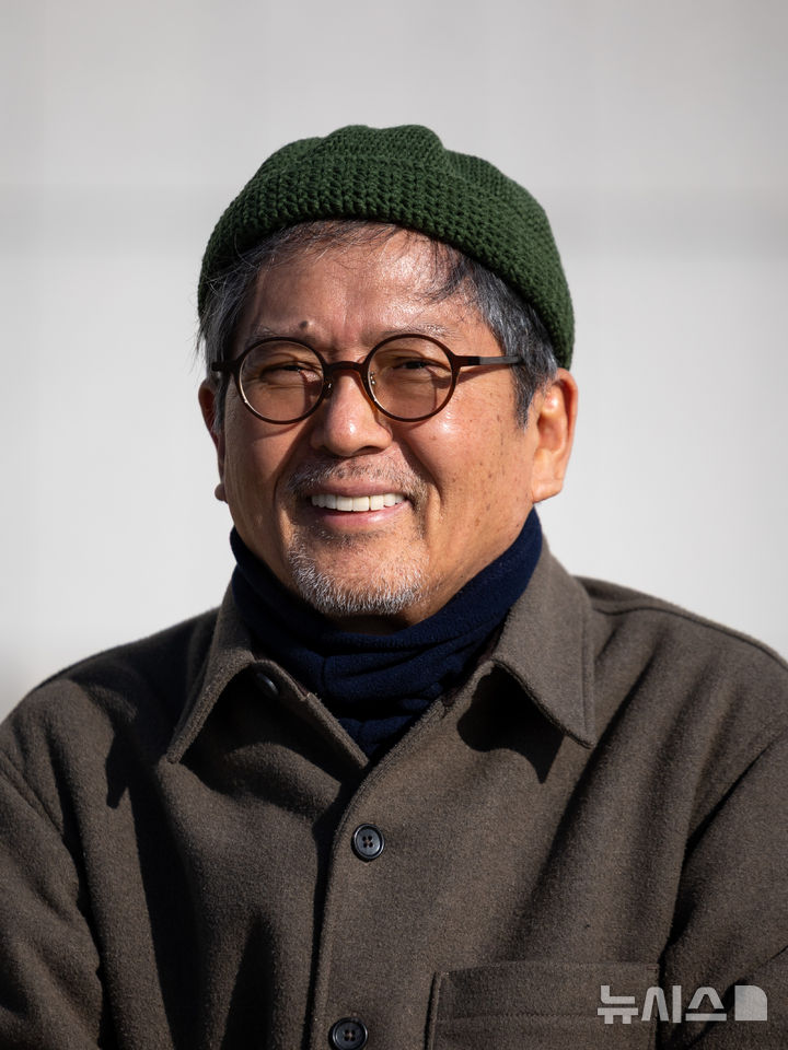 [서울=뉴시스] 황준선 기자 = 이영훈 전 국립중앙박물관장이 2일 서울 용산구 모처에서 뉴시스와 인터뷰에 앞서 포즈를 취하고 있다. 2026.01.02. hwang@newsis.com