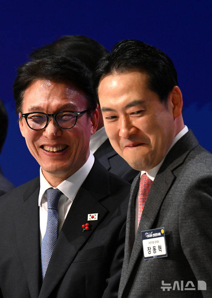 [서울=뉴시스] 사진공동취재단 = 김민석 국무총리와 장동혁 국민의힘 대표가 2일 오후 서울 중구 대한상공회의소에서 열린 2026 경제계 신년인사회에서 대화를 나누고 있다. 2026.01.02. photo@newsis.com