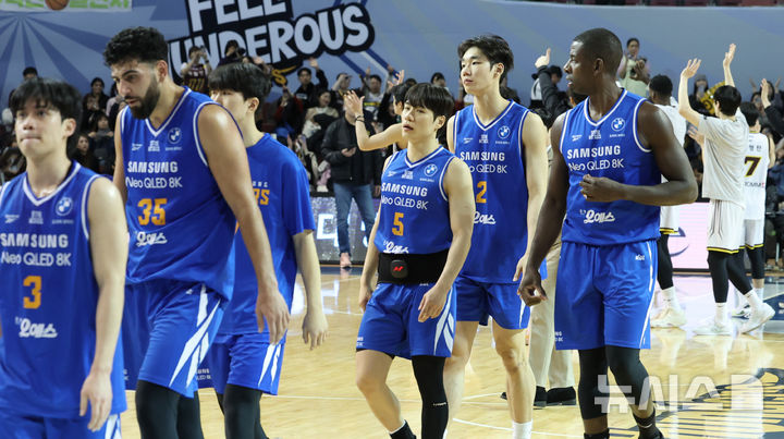 잠실실내체육관 주변의 야경과 관중들의 이동 모습