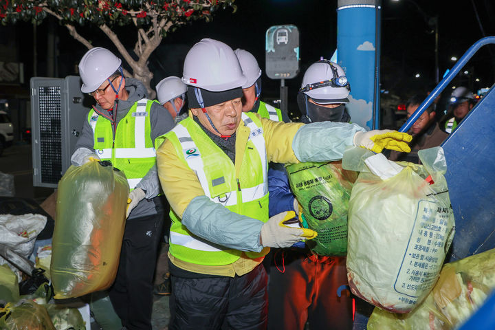 이상근 고성군수, 새해 새벽 쓰레기 수거·환경근로자 격려로 시작