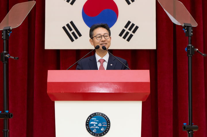 [통영=뉴시스] 신정철 기자= 경남 통영시는 2일 통영시청 1청사 강당에서 제26대 윤인국 부시장 취임식을 개최했다.사진은 윤인국 부시장의 취임사 모습.(사진=통영시 제공).2026.01.02. photo@newsis.com *재판매 및 DB 금지