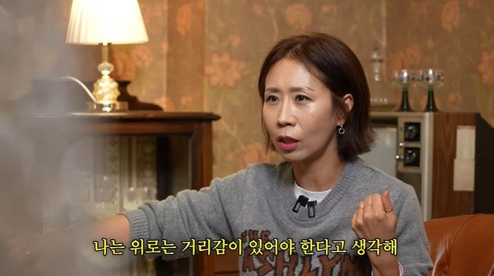 [서울=뉴시스] 방송인 정선희가 2일 유튜브 채널 '김영철 오리지널'에서 코미디언 김영철에게 명품 가방을 선물 받았던 사연을 전했다 (사진=유튜브 채널 '김영철 오리지널' 화면 캡처) 2026.01.03. photo@newsis.com *재판매 및 DB 금지