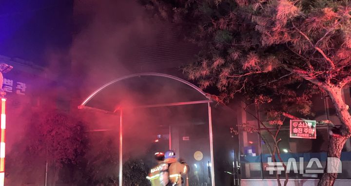 [대구=뉴시스] 송종욱 기자 = 대구시 중동 효성병원 별관 화재 진화. (사진=대구소방본부 제공) 2026.01.03. photo@newsis.com