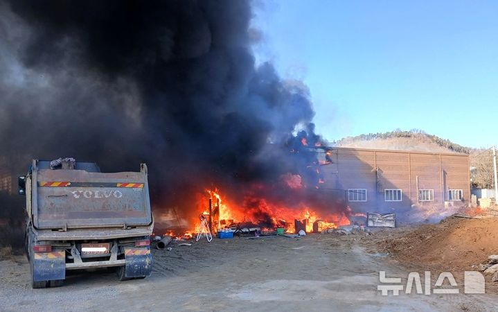 [칠곡=뉴시스] 송종욱 기자 = 경북 칠곡 창고 화재. (사진=경북소방본부 제공) 2026.01.03. photo@newsis.com 