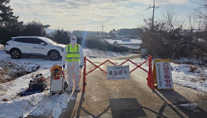 [나주=뉴시스] 전남도는 3일 나주시 반남면 소재 종오리 8000여 마리를 사육하는 농장에서 H5형 AI 항원이 검출, 초동 방역·현장 관리 강화에 나섰다고 밝혔다. (사진=전남도 제공) 2026.01.03. photo@newsis.com *재판매 및 DB 금지
