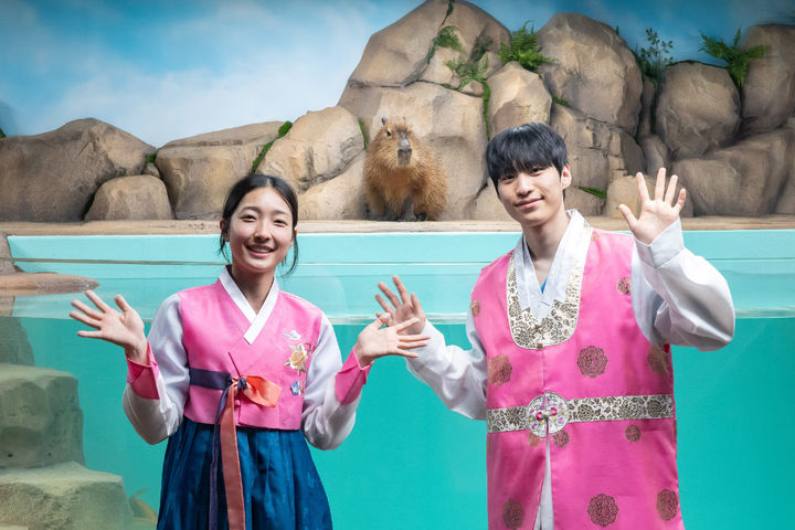 롯데월드 아쿠아리움 ‘카피바라 수조’ 앞에서 포즈를 취한 아쿠아리스트들과 카피바라 *재판매 및 DB 금지