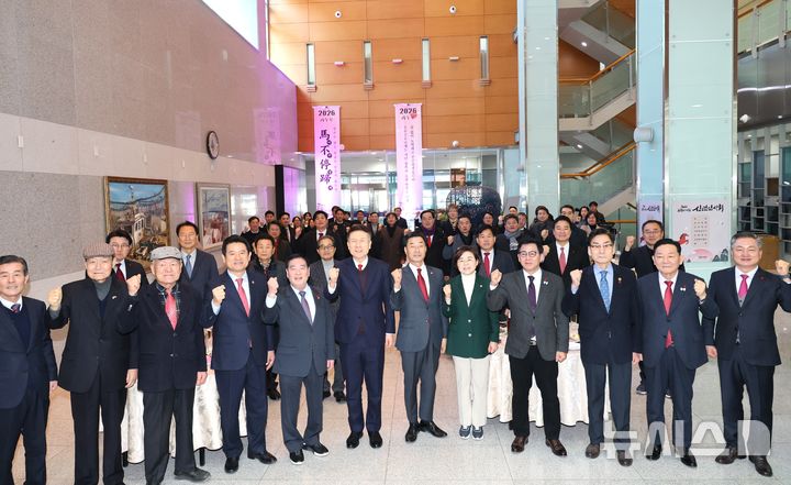 [포항=뉴시스] 송종욱 기자 = 지난 2일 포항시의회 로비에서 신년 인사회가 열린 가운데 김일만 의장 등 주요 참석자들이 기념 촬영하고 있다. (사진=포항시의회 제공) 2026.01.03. photo@newsis.com