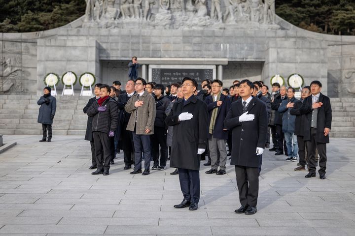 [대전=뉴시스] 지지자들과 함께 국립대전현충원을 찾은 맹수석(왼쪽) 전 충남대 법학전문대학원장. (사진= 본인 제공) 2026.01.03. photo@newsis.com *재판매 및 DB 금지