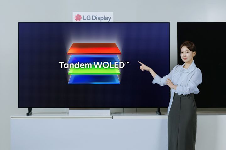 [서울=뉴시스]LG디스플레이 임직원이 '26년 신규 OLED TV 패널을 선보이고 있다. (사진=LG디스플레이 제공) 2026.01.05. photo@newsis.com *재판매 및 DB 금지