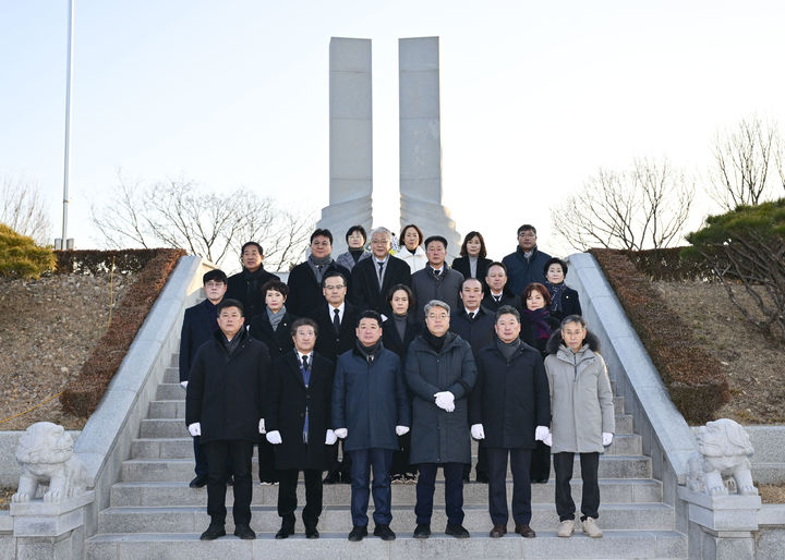 [김천=뉴시스] 충혼탑 참배로 새해 첫 의정활동 시작. (사진=김천시의회 제공) 2026.01.03 photo@newsis.com *재판매 및 DB 금지